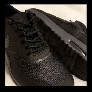 Nike Thea • Womans Size 6